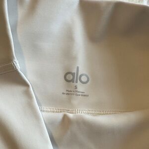 Alo SMALL Beige Cream shorts